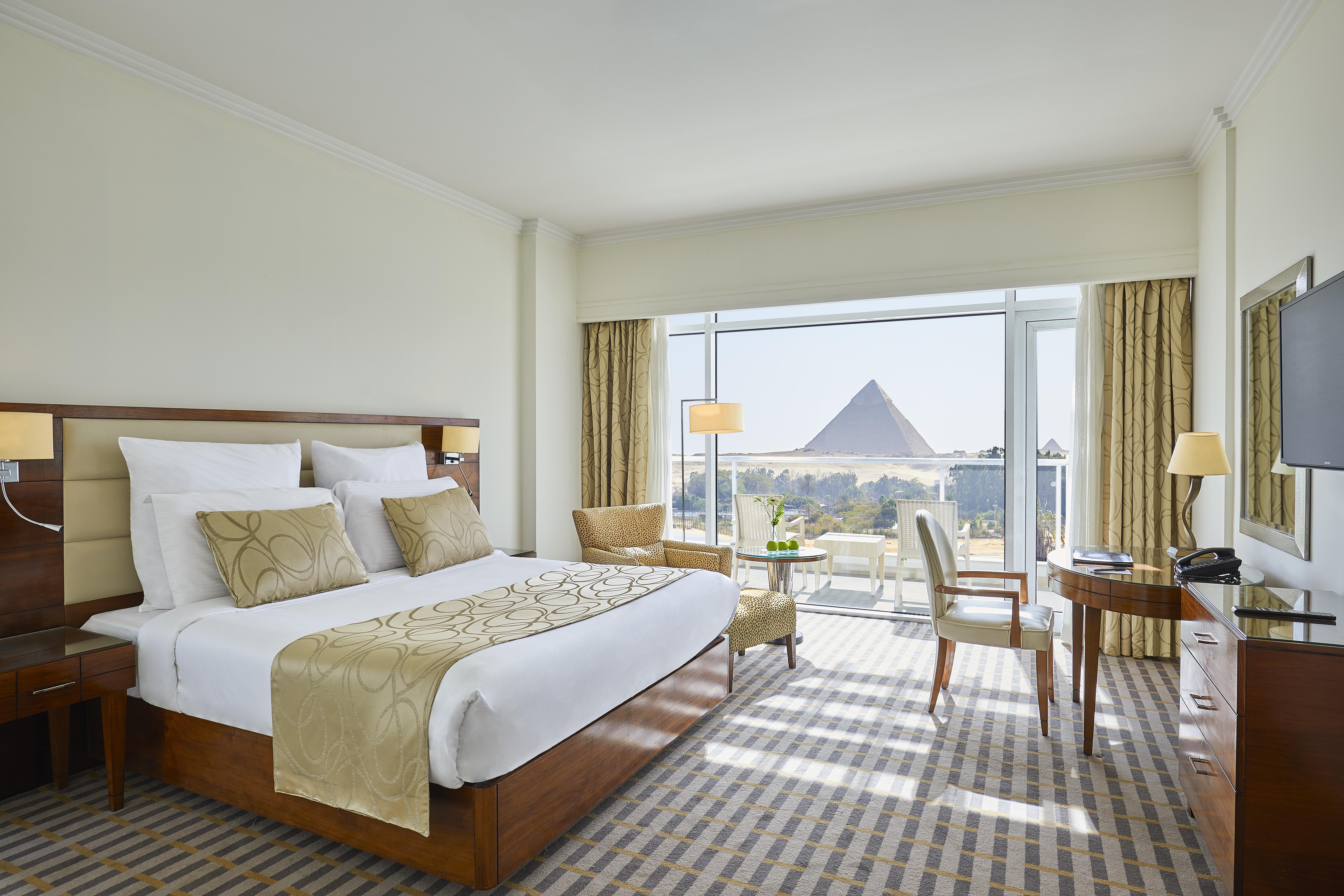 Hotel Steigenberger Pyramids Cairo Al Kawm al Akhdar Exterior foto A room at the Grand Pyramids Hotel