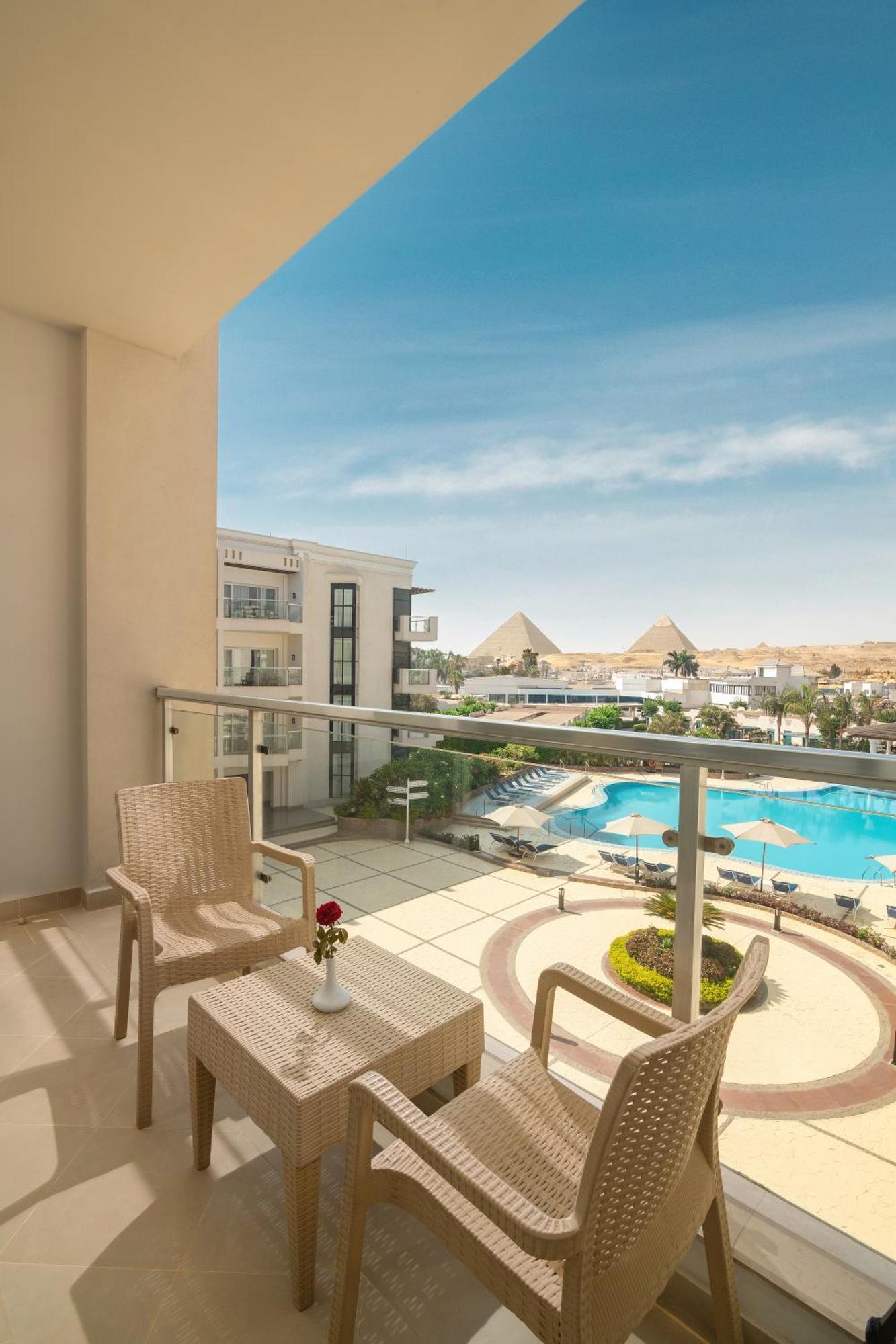 Hotel Steigenberger Pyramids Cairo Al Kawm al Akhdar Exterior foto The pyramids from the hotel