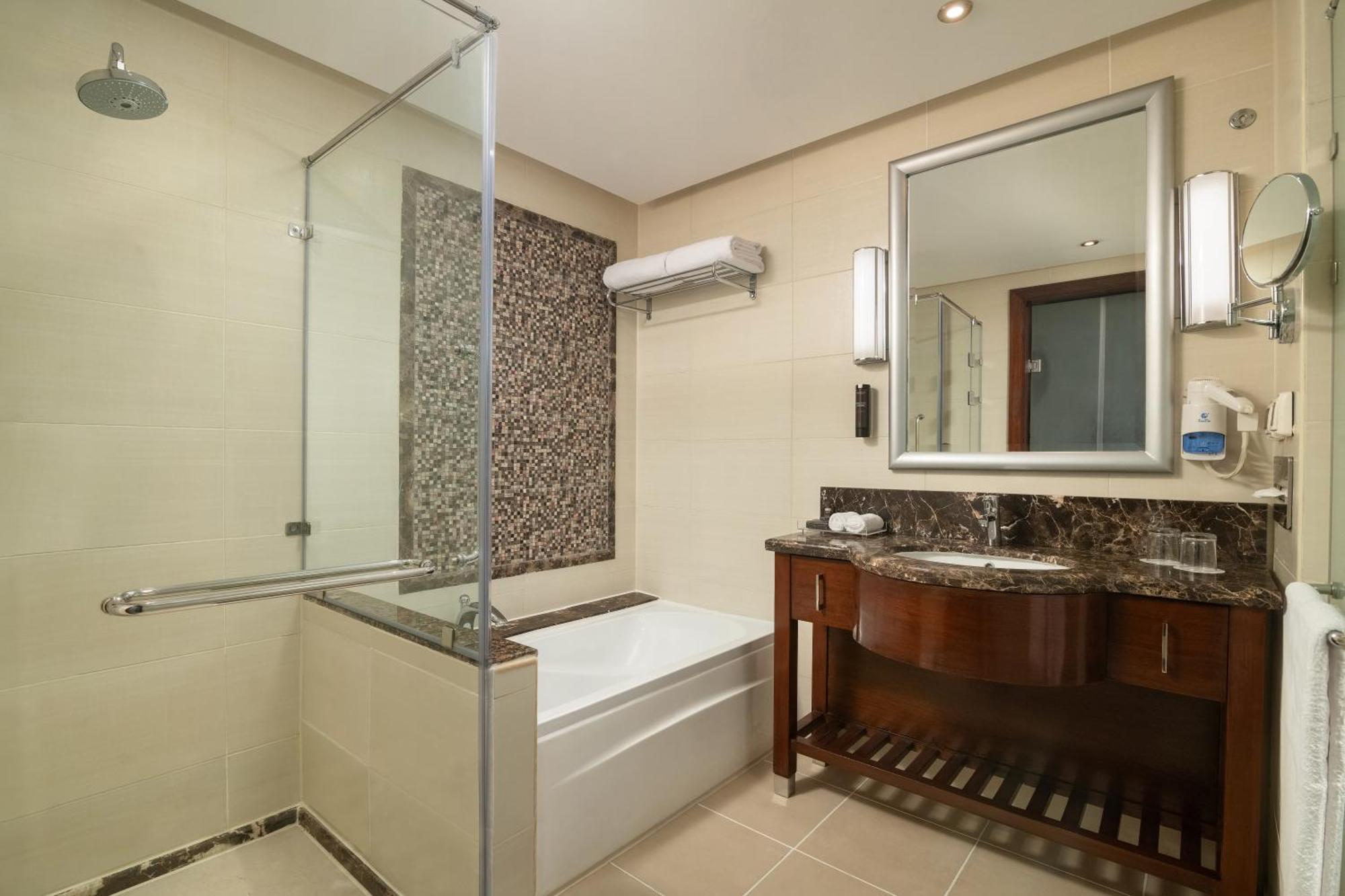 Hotel Steigenberger Pyramids Cairo Al Kawm al Akhdar Exterior foto A bathroom with a shower enclosure