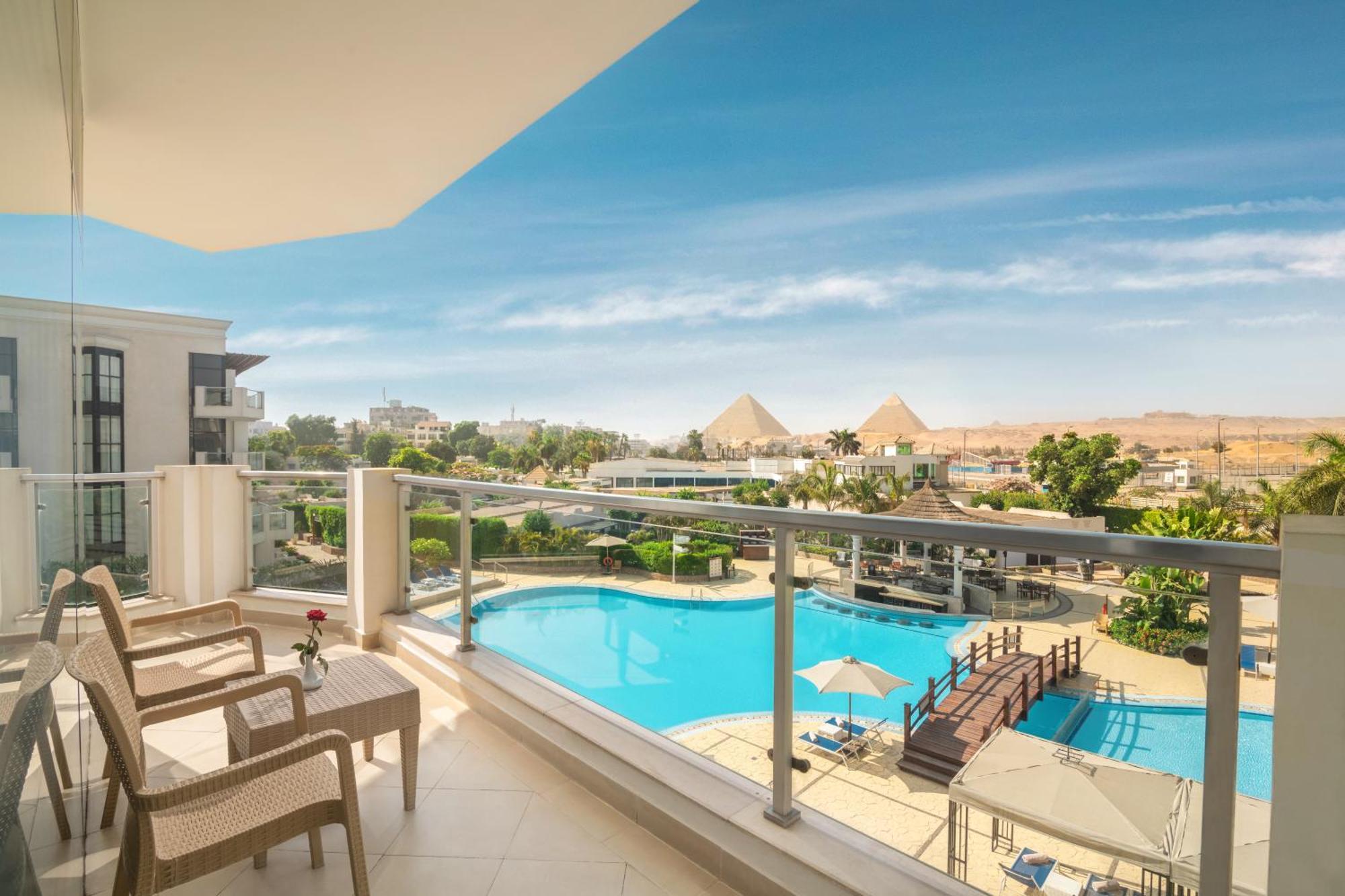Hotel Steigenberger Pyramids Cairo Al Kawm al Akhdar Exterior foto The pyramids from the hotel